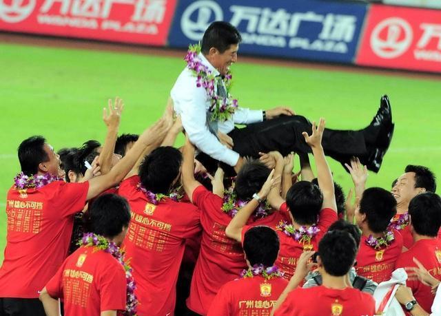 广州队发布备战花絮,今晚外线爆发,西甲任务艰巨,更衣室氛围转暖(美军航母连夜撤离南海) 广州队发布备战花絮,今晚外线爆发,西甲任务艰巨,更衣室氛围转暖(美军航母连夜撤离南海)