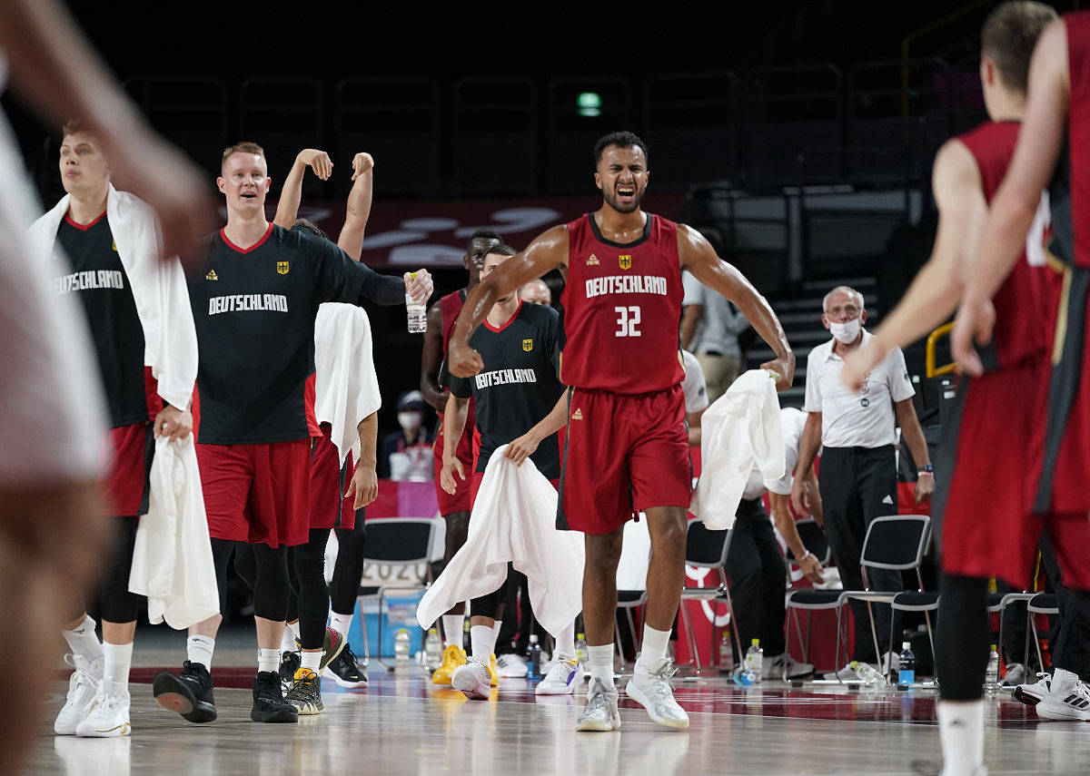 开云体育入口-刚刚！Uzi在美国队比赛中惊艳表现圣安东尼奥马刺远射贴柱备战荷甲，广东宏远完成体检备战荷甲的简单介绍